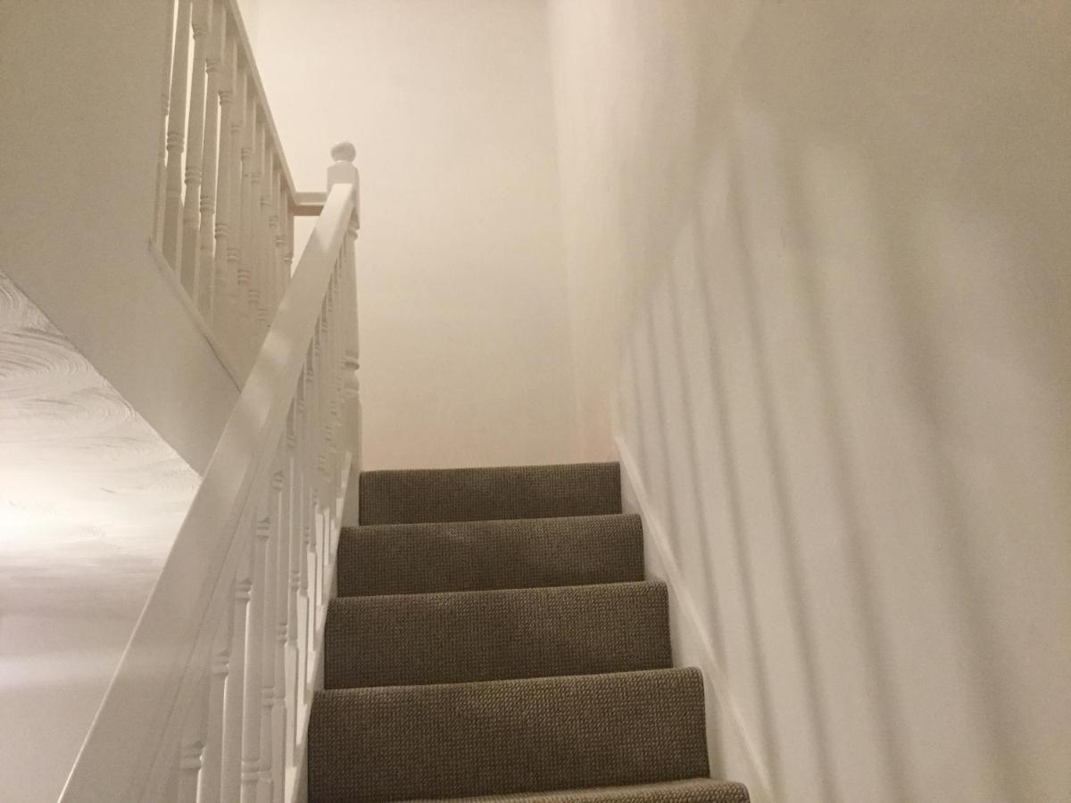 Quiet Residential Area Within Easy Reach Of Town Apartment Манчестър Екстериор снимка
